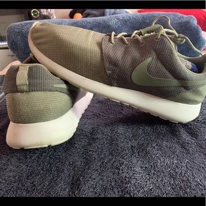 Nike Roshe Cool Grey Green White Sz 11 Men